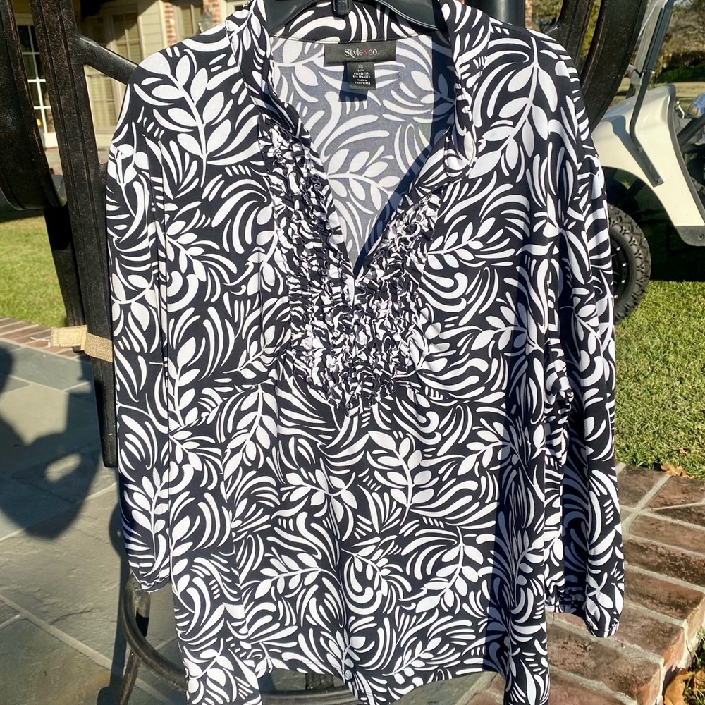 EUC Black and white long sleeve with deep v-neck top